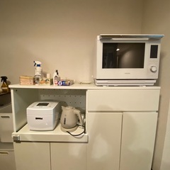 キッチンカウンター兼食器棚の画像