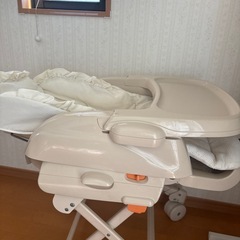ベビー用ハイローチェア（テーブル付き・キャスターあり）中古の画像