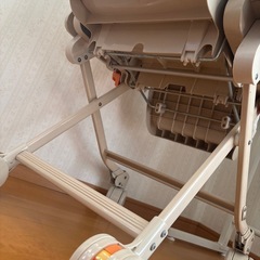 ベビー用ハイローチェア（テーブル付き・キャスターあり）中古の画像