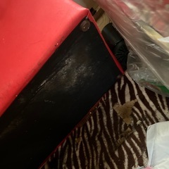 古い収納ボックス型ソファ赤色・の画像