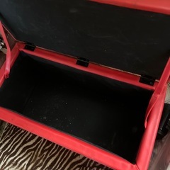 古い収納ボックス型ソファ赤色・の画像