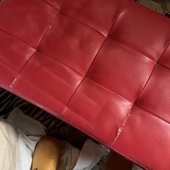 古い収納ボックス型ソファ赤色・の画像