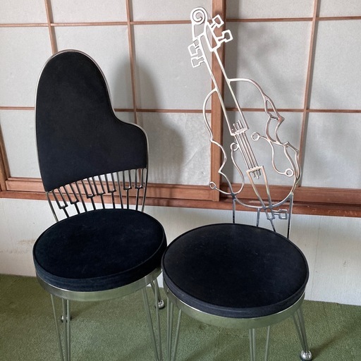 ピアノとチェロのステンレスチェア