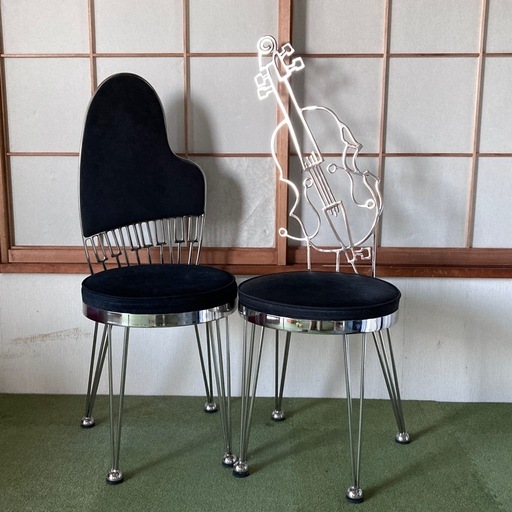 ピアノとチェロのステンレスチェア