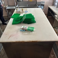 業務用冷蔵庫　上に作業台付きの画像