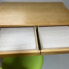  学習机と椅子 の画像