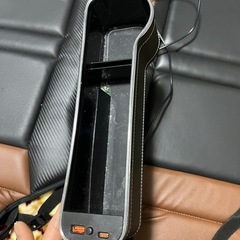 車シートカバーユニバーサル2本セットとUSB スイッチの画像