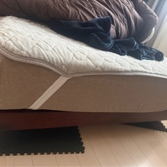 セミダブルベッドフレームandマットレスの画像