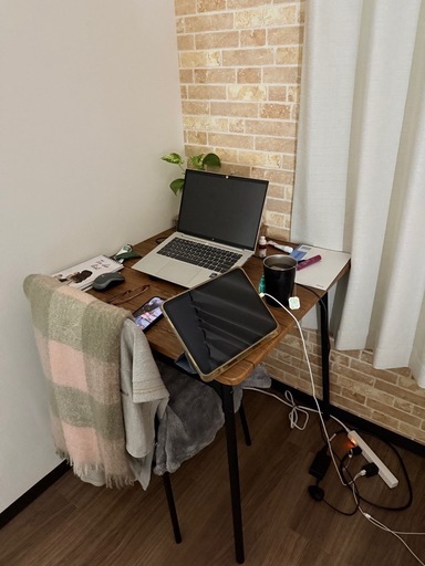 2人用のダイニングテーブルセットです。 使用期間は約10ヶ月です。 目立つ傷や汚れはなく、状態は良好です。 引き取り希望です。