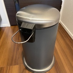 IKEA ペダル式ゴミ箱12ℓの画像