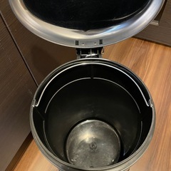 IKEA ペダル式ゴミ箱12ℓの画像