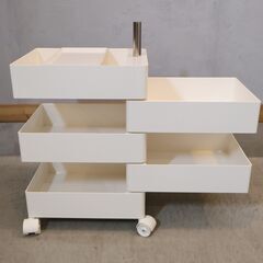 イタリアMAGIS(マジス)社の360°コンテナです。支柱を中心に360度に回転する収納トレーが縦に並んだキャスター付きワゴン。デスク周りやキッチンのちょっとした収納にもおススメのキャビネットの画像