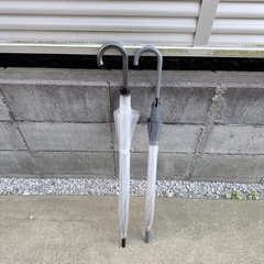 折りたたみテーブルandビニール傘２本の画像