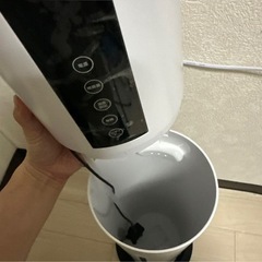 置き型加湿器 ホワイト タッチ式　タワー型の画像