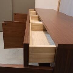 dinos(ディノス)のMidcentury(ミッドセンチュリー) サイドボードです。ナチュラルで落ち着いた色合いのキャビネット。収納力もあり北欧スタイルインテリアにもおススメのリビングボードです♪ の画像