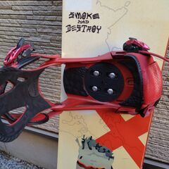 スノーボードの板とビンディングのセットの画像