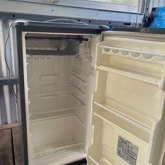 古いですがちゃんと作動する冷蔵庫ですの画像