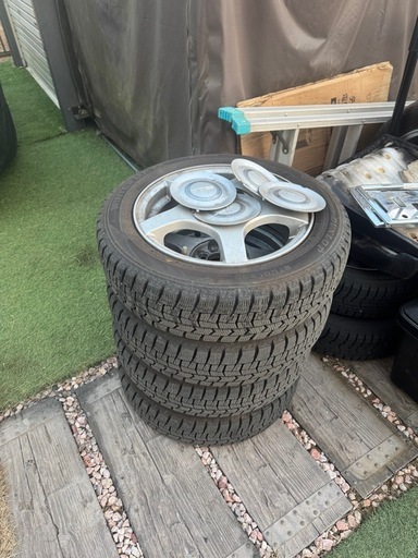 ダンロップタイヤほぼ新品155/65/14スタッドレス