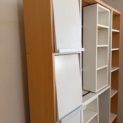 マガジンラック付きの白い本棚の画像