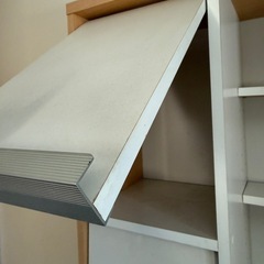 マガジンラック付きの白い本棚の画像