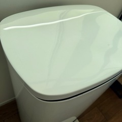 【無料】45L ペダル式ゴミ箱 ホワイト（3年使用・フタに凹みあり）の画像