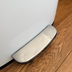 【無料】45L ペダル式ゴミ箱 ホワイト（3年使用・フタに凹みあり）の画像