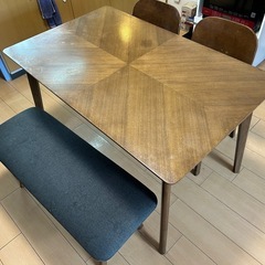 ダイニングテーブルの画像