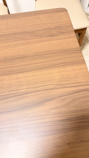 ダイニングテーブルと椅子