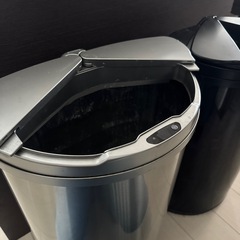 【無料】ゴミ箱（自動開閉、横開き）片方ジャンクの画像