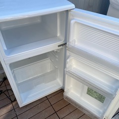 小さい2ドア冷蔵庫の画像
