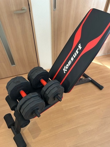 トレーニングベンチ、10キロダンベル×2セット