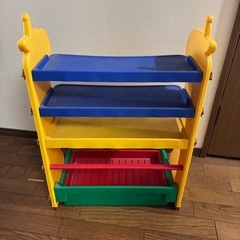 キリンがらの4段カラフルラックの画像