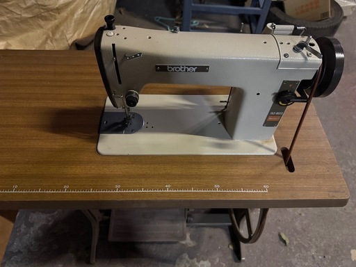 BROTHER 足踏みミシン BROTHER製のTA2-B623ミシン、木製テーブル付き、引き出しあり。