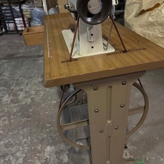 BROTHER 足踏みミシン BROTHER製のTA2-B623ミシン、木製テーブル付き、引き出しあり。の画像