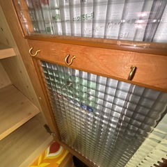【超美品】ガラスと木製の食器棚の画像