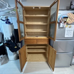 【超美品】ガラスと木製の食器棚の画像