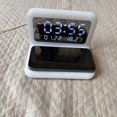 iPhone 充電器ミラー型デジタル時計の画像