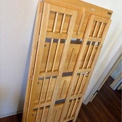 木製タイ製折り畳み式の本棚の画像