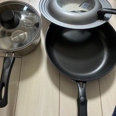 1人の台所用品一式の画像