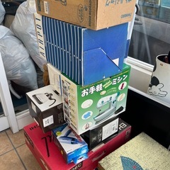 ホットプレート、食器、体重計などの画像