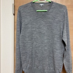 ユニクロ　VネックニットMサイズの画像