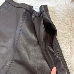 🉐お値引あり🉐  H&M EDITIONのフェイクレザースカートの画像