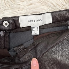 🉐お値引あり🉐  H&M EDITIONのフェイクレザースカートの画像