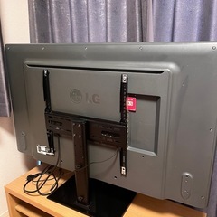 LG47型　液晶テレビ　ブラックローボード　テレビスタンド付き　リモコン付きの画像
