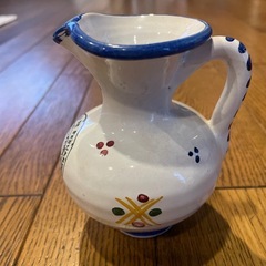 ピッチャーと小皿の画像