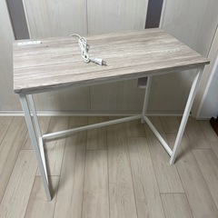 コンセント付きの机と椅子のセットの画像