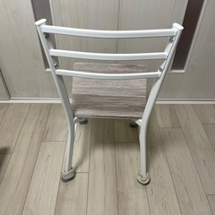 コンセント付きの机と椅子のセットの画像