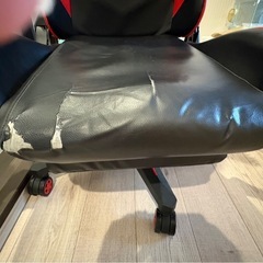 ゲーミンクチェアーと机セットで！の画像