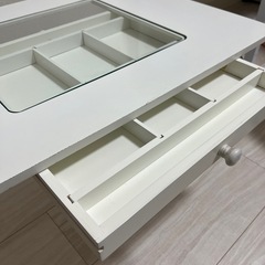 白テーブルの画像