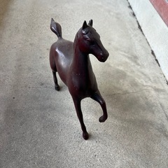 躍動感のある馬の置物の画像